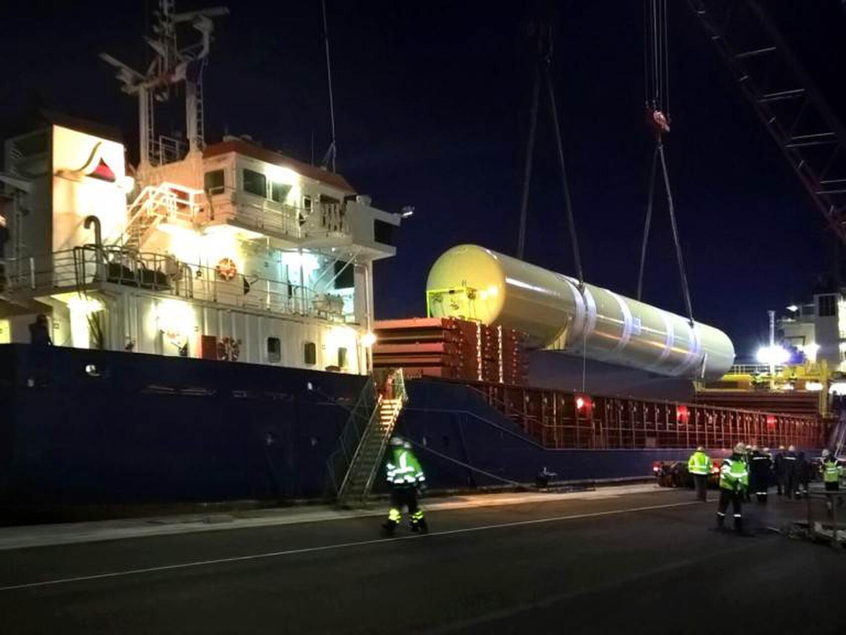 Unloading 35-metre tanks
